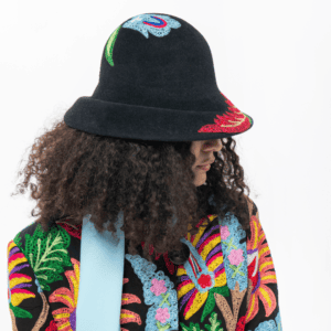 Cappello Daria da donna, con inserti in suzani.